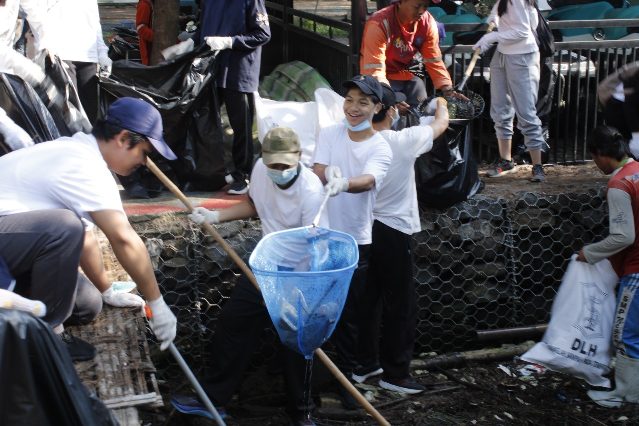 Antusiasme para relawan dari sivitas akademika ITS (berbaju putih) saat beraksi membersihkan pesisir pantai di daerah Romokalisari, Surabaya